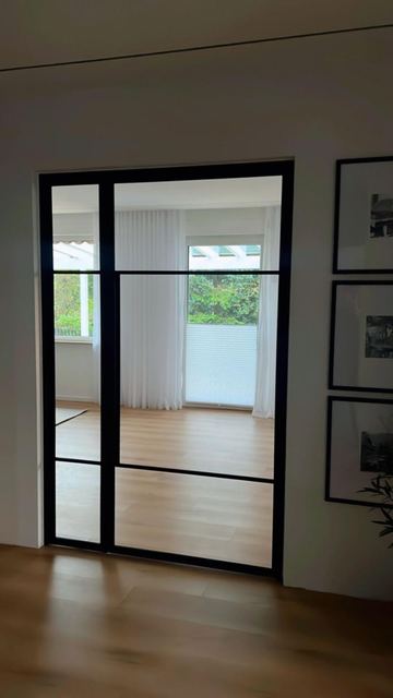 Einflügelige Lofttür zum Wohnzimmer
