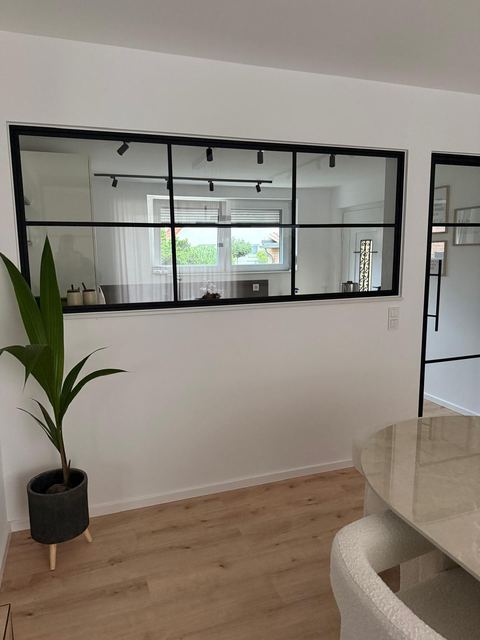 Schwarzes Innenfenster in Loft-Optik in einer Innenwand