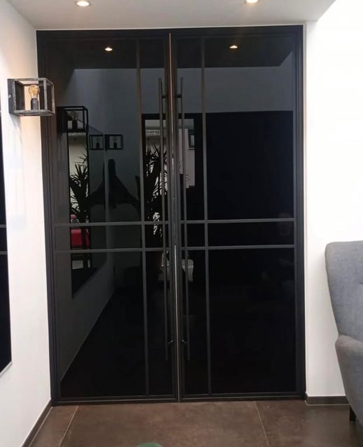 Zweiflügelige Tür mit getöntem Glas